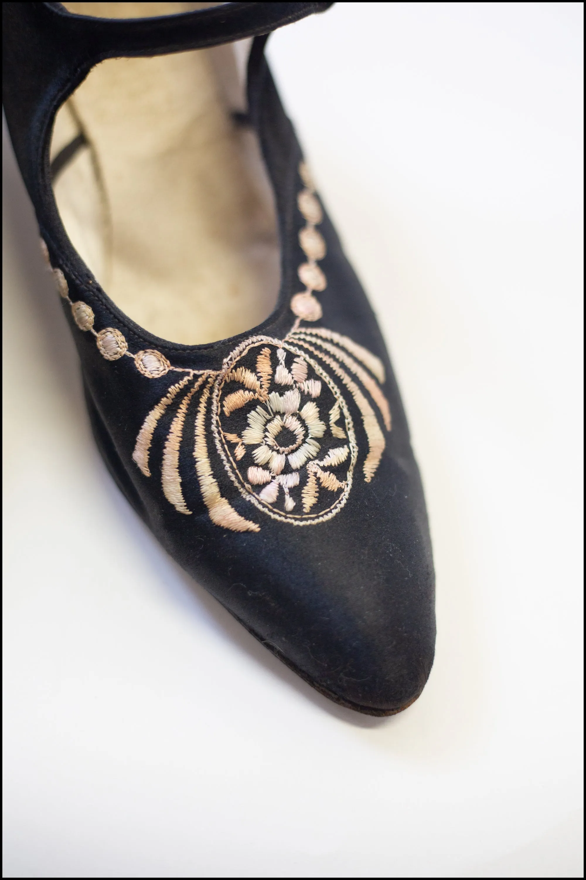 Antique 1950s Black Silk Embroidered Shoes Size 5