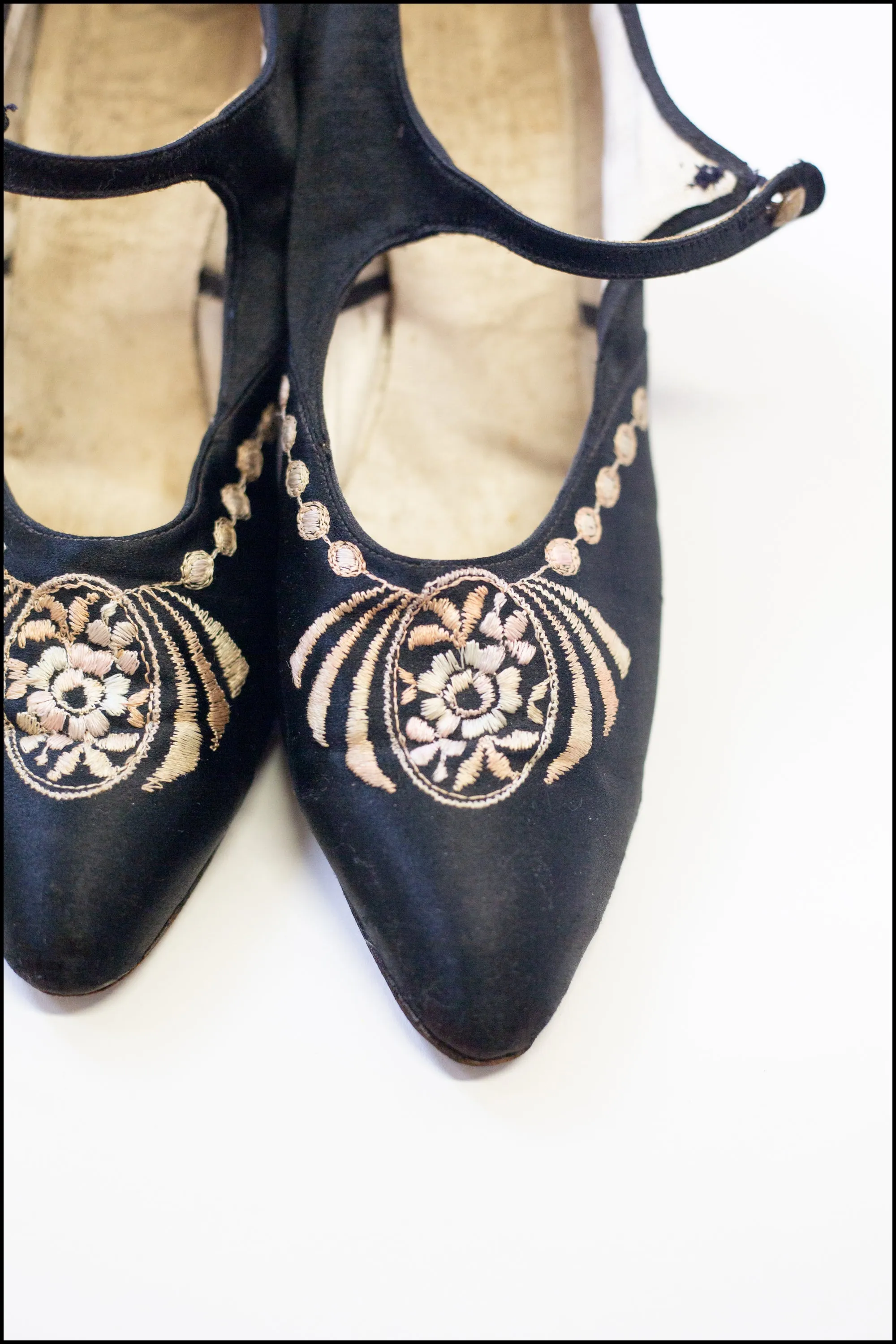 Antique 1950s Black Silk Embroidered Shoes Size 5