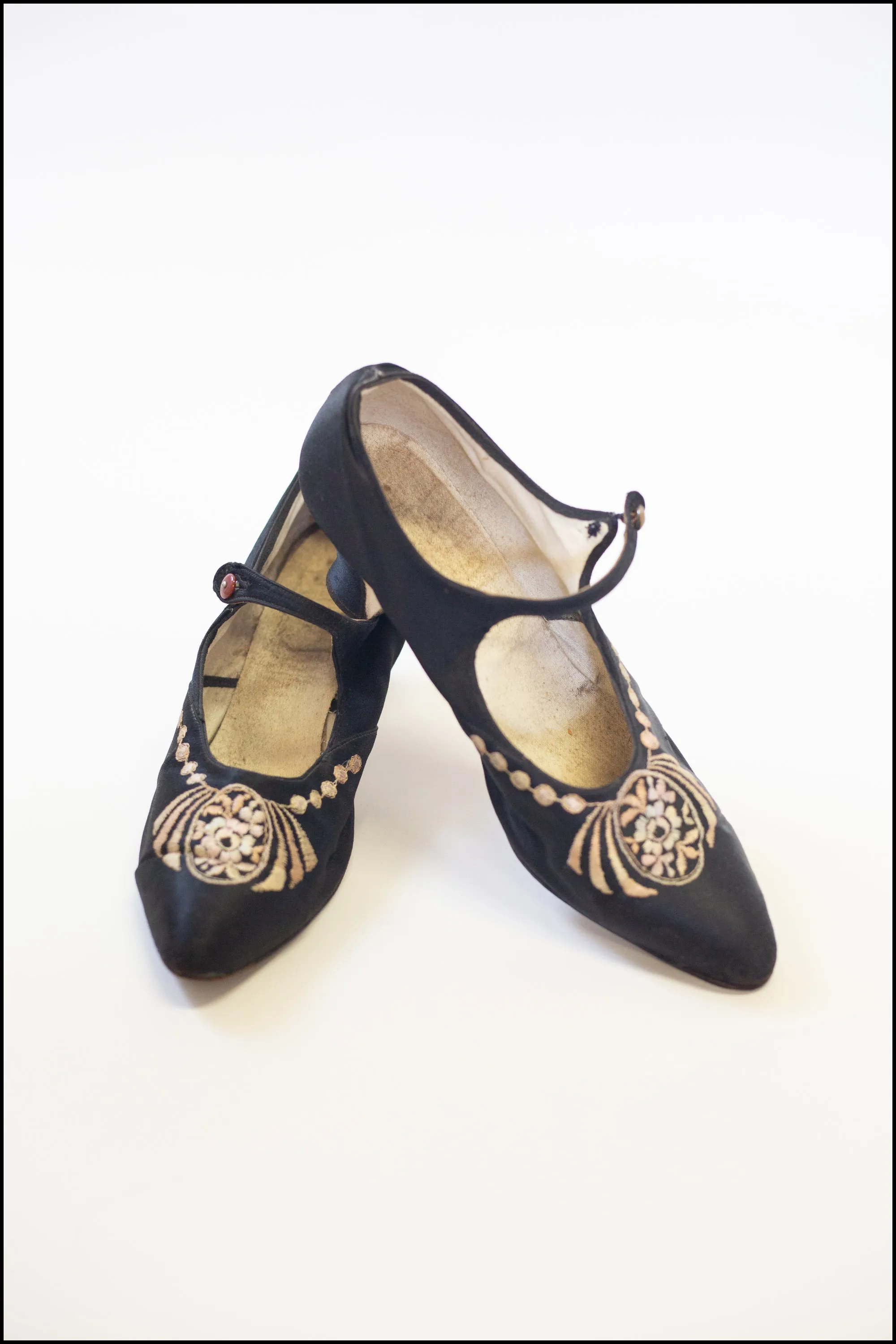 Antique 1950s Black Silk Embroidered Shoes Size 5