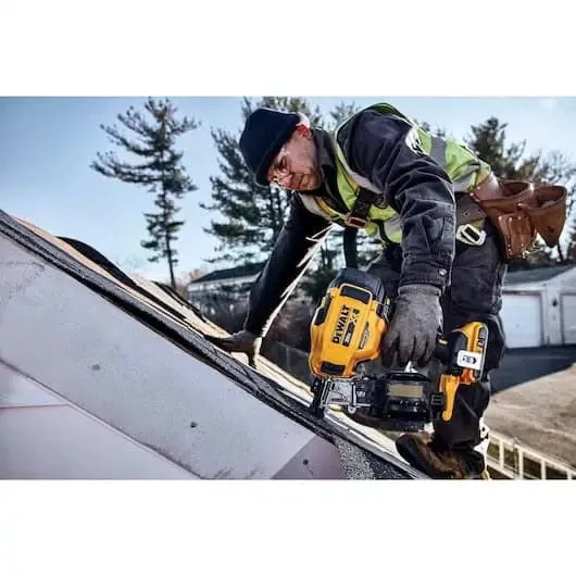 DeWalt 20V MAX* 15‚° Cordless Coil Roofing Nailer Kit