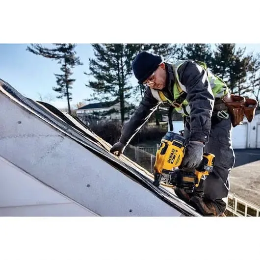 DeWalt 20V MAX* 15‚° Cordless Coil Roofing Nailer Kit