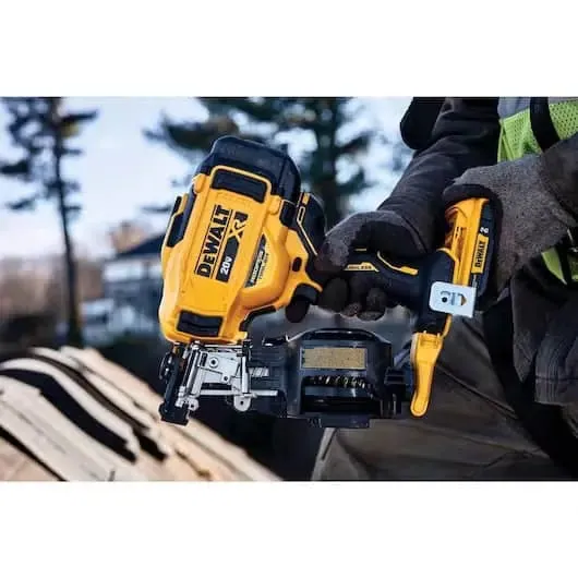 DeWalt 20V MAX* 15‚° Cordless Coil Roofing Nailer Kit