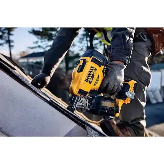 DeWalt 20V MAX* 15‚° Cordless Coil Roofing Nailer Kit