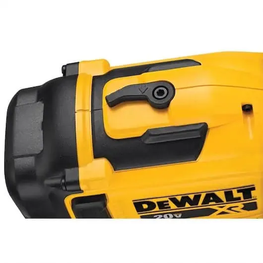 DeWalt 20V MAX* 15‚° Cordless Coil Roofing Nailer Kit