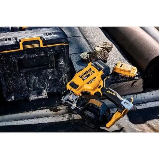 DeWalt 20V MAX* 15‚° Cordless Coil Roofing Nailer Kit