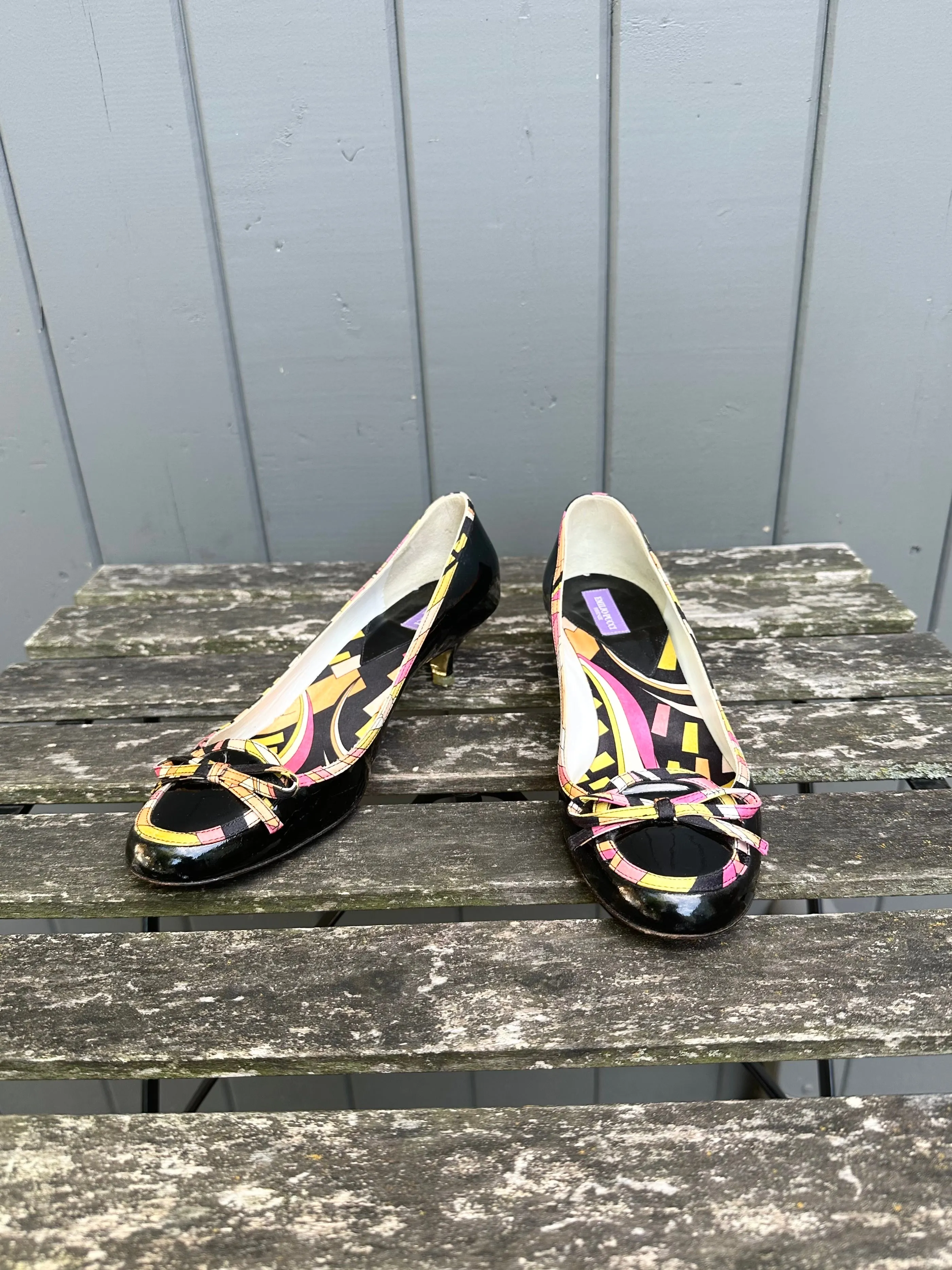 EMILIO PUCCI Patent Leather Silk Pucci Print Bow Kitten Heel Pumps