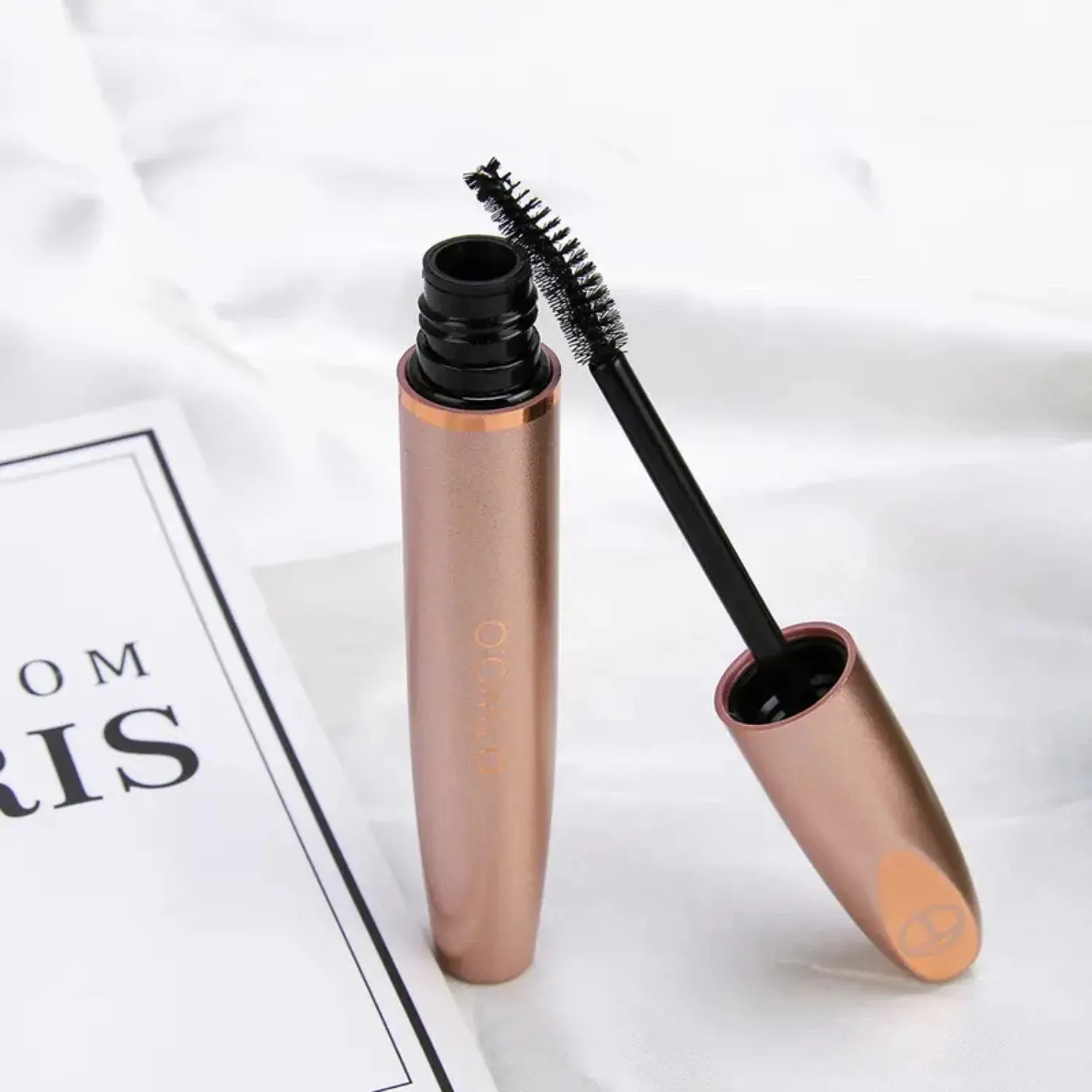 Volumizing and Curling Mascara for Lash Lengthening